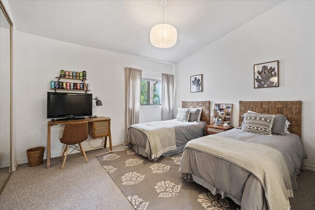 Building Photo - 2585 Sheltingham Dr