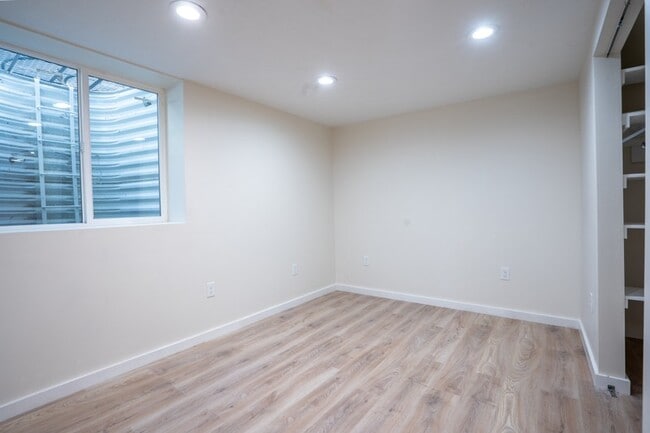 Building Photo - 1042 Davenport Dr