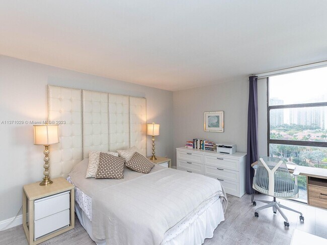 Building Photo - 3701 N Country Club Dr