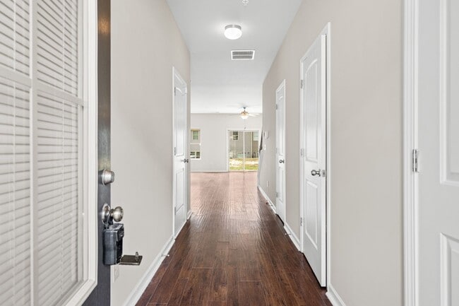 Building Photo - 3 Bedroom Townhome in Jonesboro!