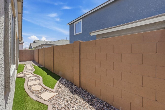 Building Photo - 9319 E Sector Dr