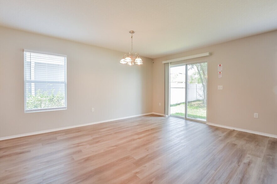 Building Photo - 1617 Strathmore Cir