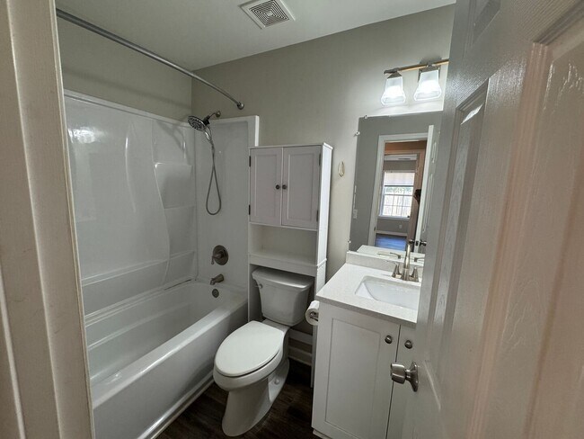 Building Photo - Beautiful 3 bed 2 bath home with open floorplan