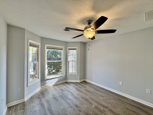 Building Photo - 101 Pinewood Dr