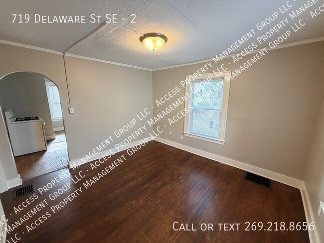 Building Photo - 719 Delaware St SE