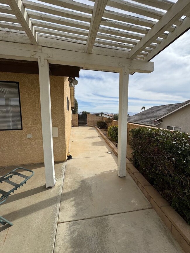 Building Photo - Beautiful Desert Knolls Home/ split floor ...