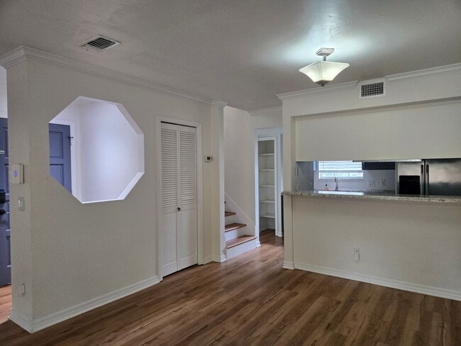Building Photo - Spacious 2-bedroom, 1.5-bath end-unit townhouse in Carriage House