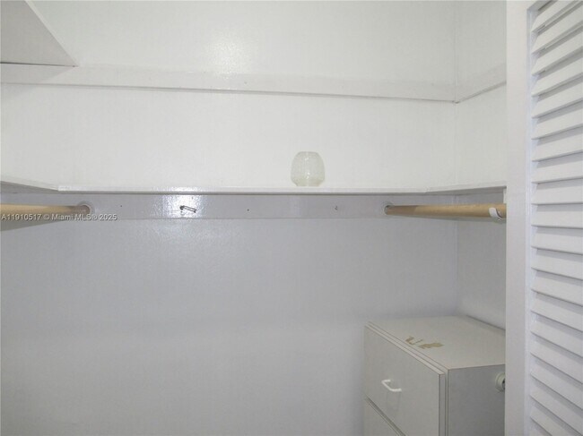 Building Photo - 581 Blue Heron Dr