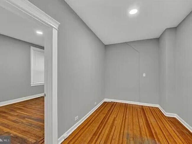 Building Photo - 818 E 35th St