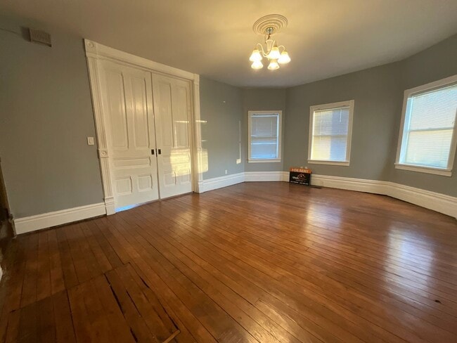 Building Photo - 2135