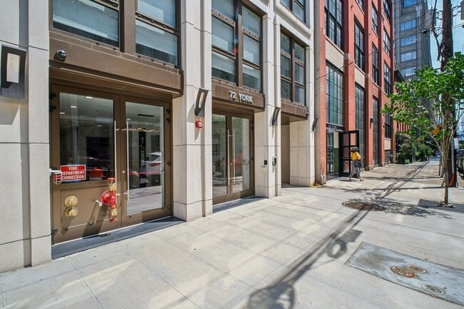Building Photo - 72 York St