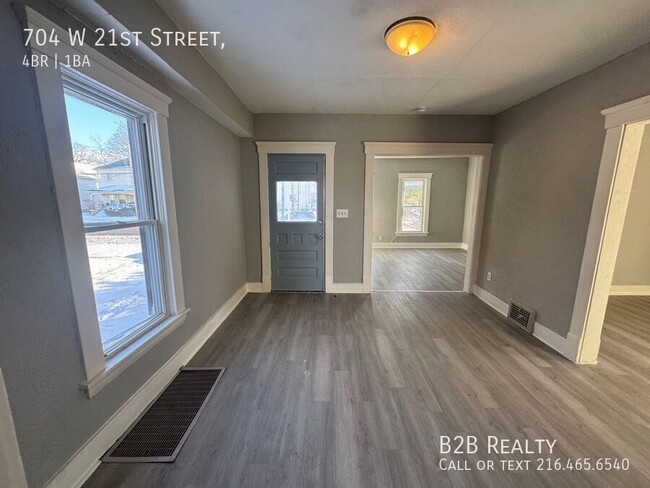 Building Photo - 704 W 21st St