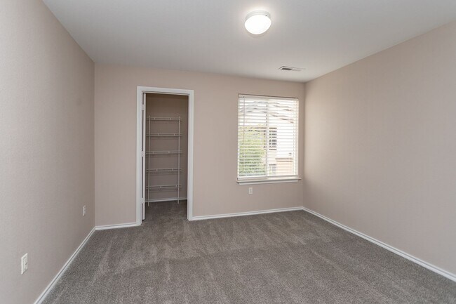 Building Photo - Delightful Condo in gated community!!