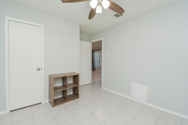 Building Photo - Charming Home for Rent in Southwest Houston !
