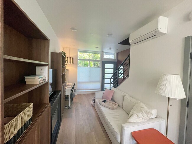 Building Photo - 9257 Ashworth Ave N, Unit D