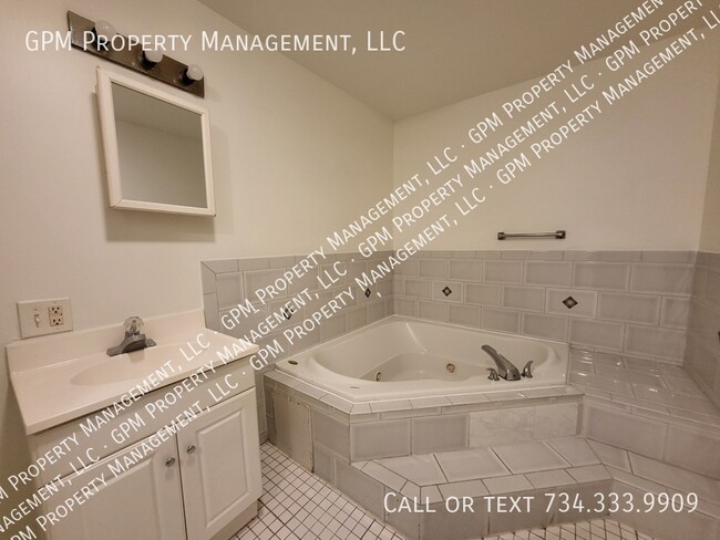 Building Photo - 8975 Nottingham Dr