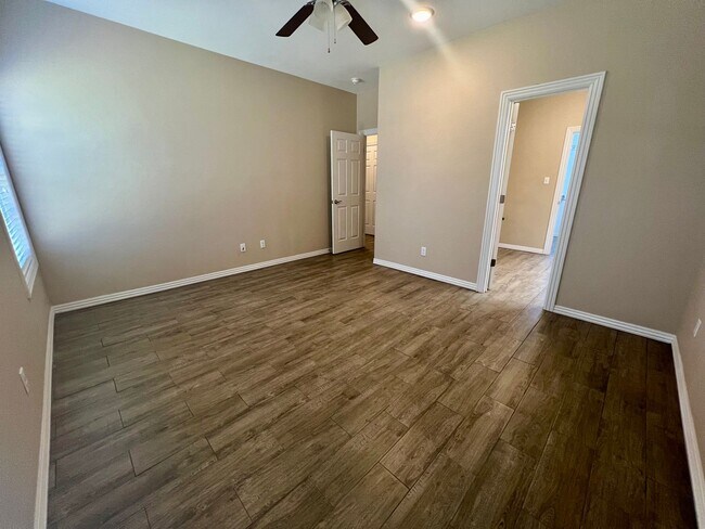 Building Photo - 3B/2.5B Spacious Townhome with Fenced Back...
