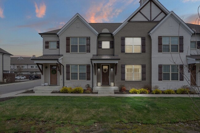 Building Photo - Gorgeous, luxury townhome in convenient West Nashville