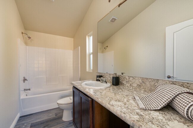 Building Photo - Remodeled 3 Bed/2 Bath National City