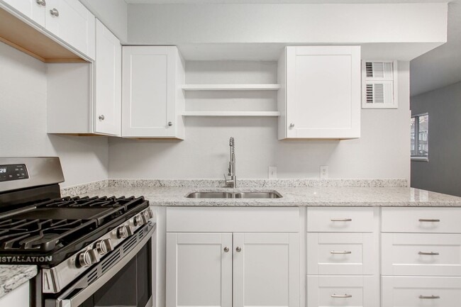 Building Photo - 1 Bedroom, 1 Bath Apartment in historic Munger Place!