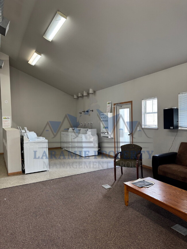 Building Photo - 4 Bedroom 2 Bathroom Condo - 1/2 OFF 1ST M...
