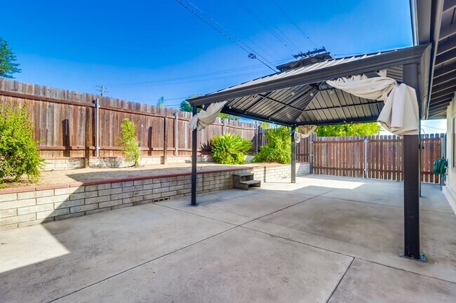 Building Photo - Pristine 4 bedroom, 2 bath, single level h...