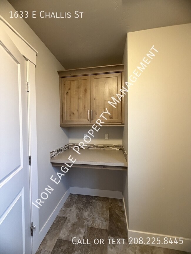 Building Photo - 1633 E Challis St