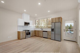 Building Photo - Two Bedroom Modern Oasis with Stunning Views & Designer Finishes