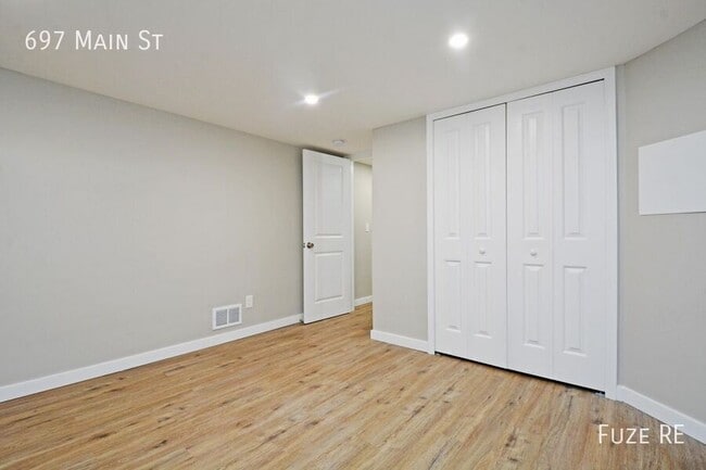 Building Photo - 697 Main St