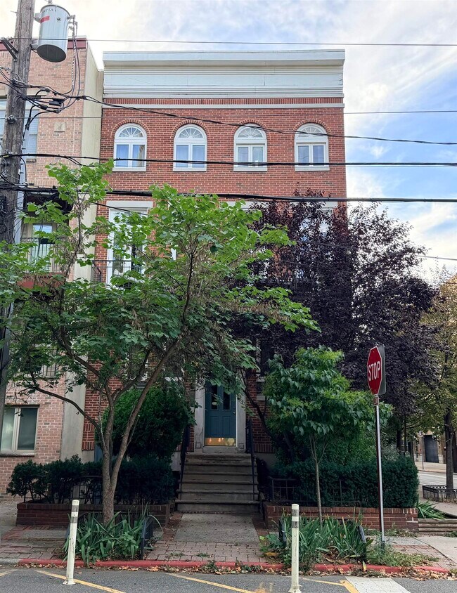 Building Photo - 132 Jackson St
