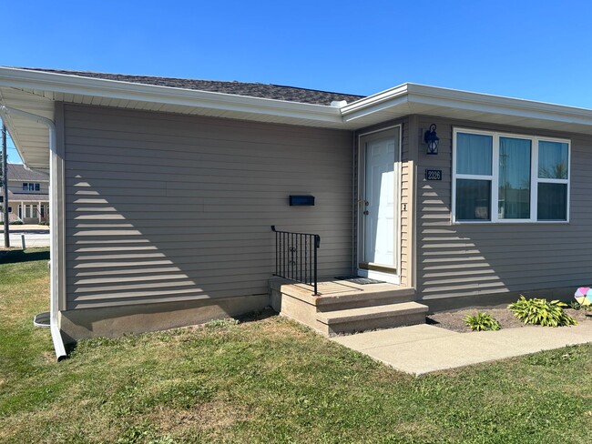 Building Photo - Cute side by side duplex