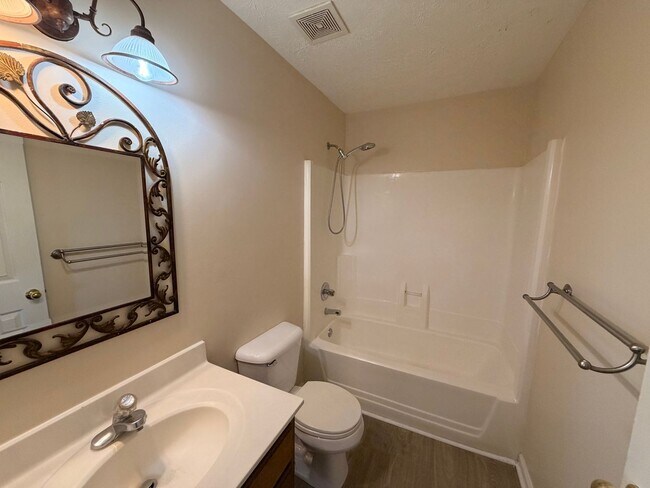 Building Photo - 406 Hazelwood Dr