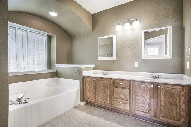 Building Photo - 2824 Mission Tejas Dr