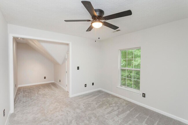 Building Photo - 105 Redbud Dr