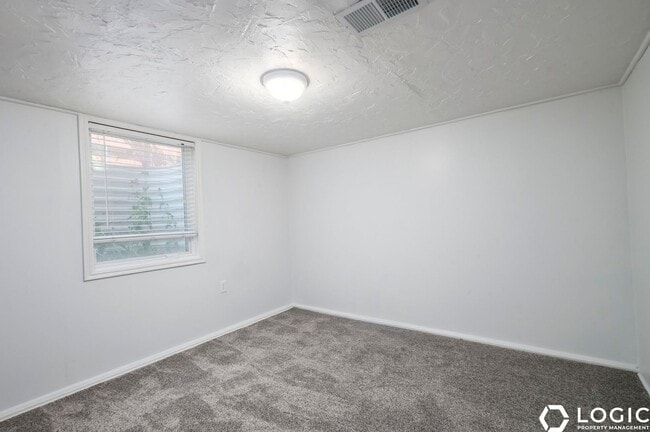 Building Photo - 761 700 W