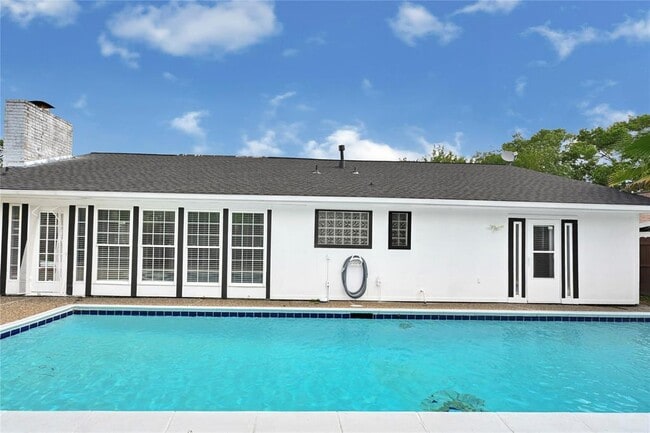 Building Photo - 15611 Rolling Timbers Dr