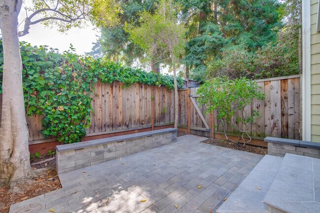 Building Photo - 2-Suite Townhome in Whisman Station Area | Easy Access to 101/237/85