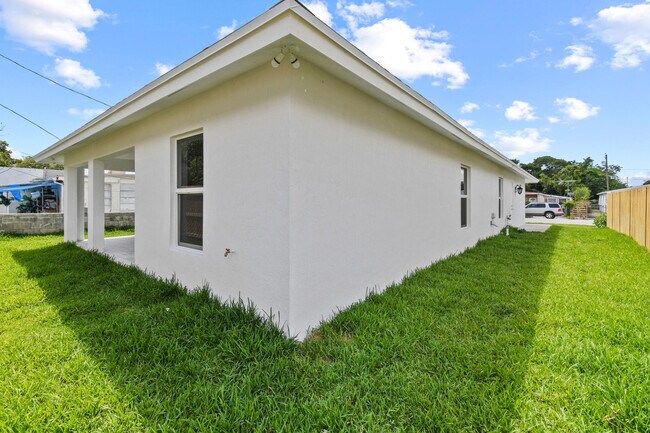 Building Photo - 427 Barnett St