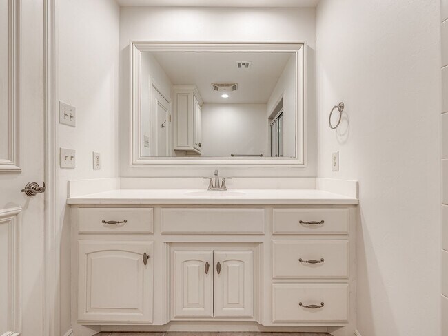 Building Photo - Stunning Luxury Home in East Edmond with a Pool/Jacuzzi + Woody Creek Addition + Theater Room+/5 ...