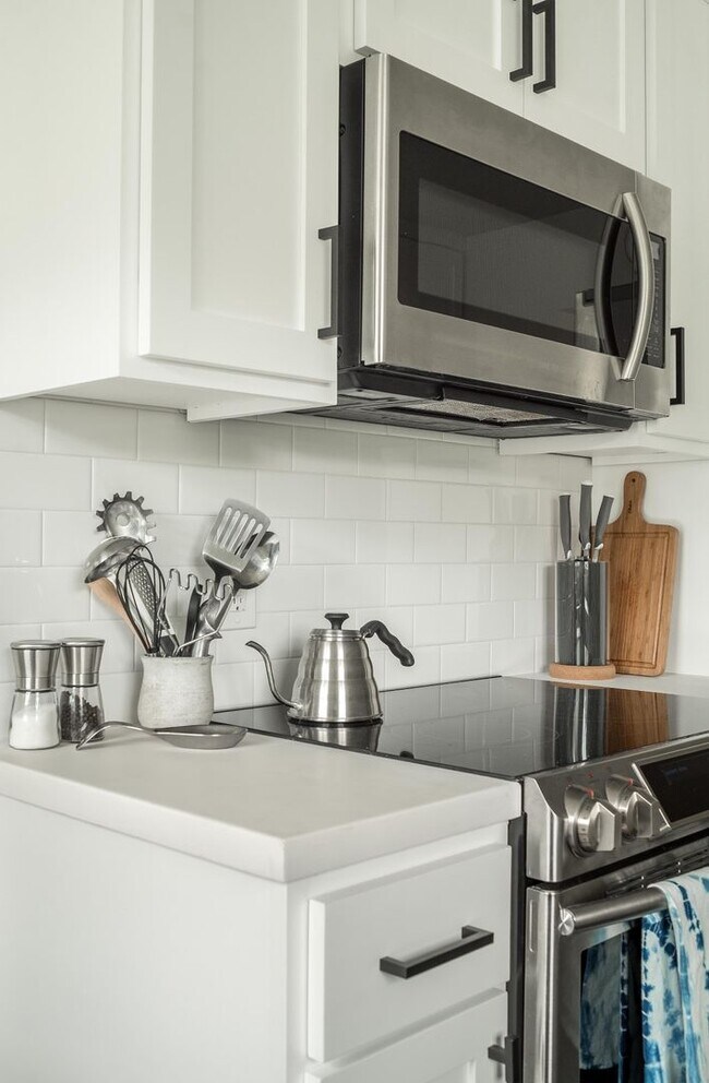 Building Photo - Charming Downtown Vancouver Bungalow