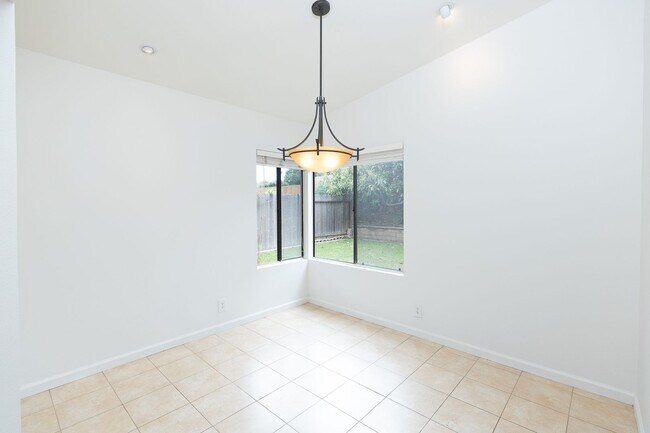 Building Photo - Spacious 3 Bedroom  2.5 Bath | East Ventura | Unfurnished