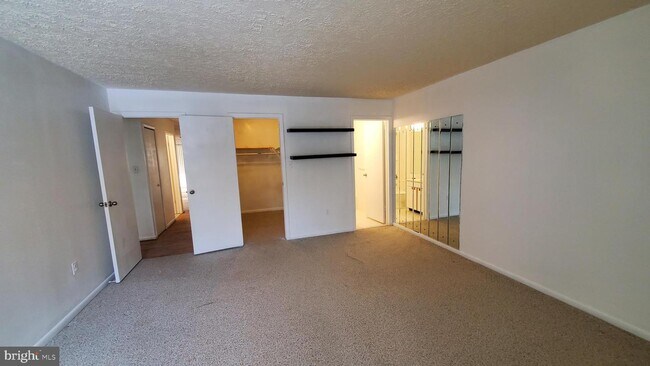 Building Photo - 2211 Woodbox Ln