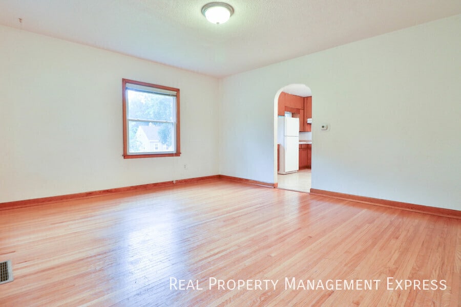 Building Photo - 1412 W 17th St