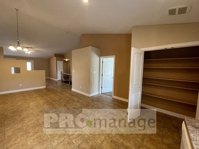 Building Photo - 4 Bed, 3 Bath Town Home w/ 2 Car Garage - Ammon