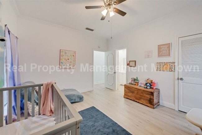 Building Photo - Stunning 4-Bedroom Retreat with Designer T...