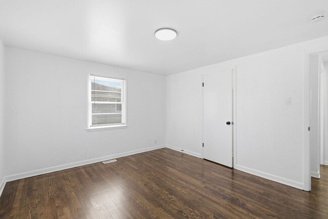 Building Photo - Renovated 3 Bedroom | 2 Full Bath Home