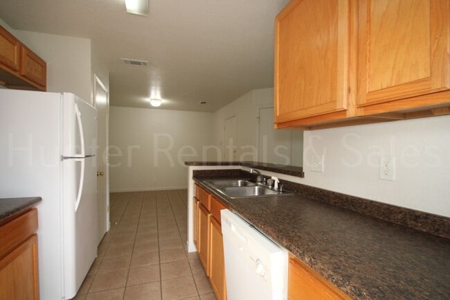 Building Photo - Rent Me Now!