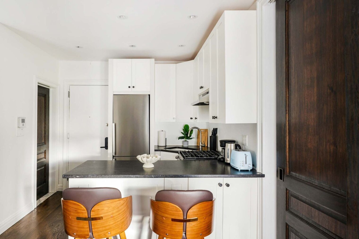 Building Photo - 10 5th Ave