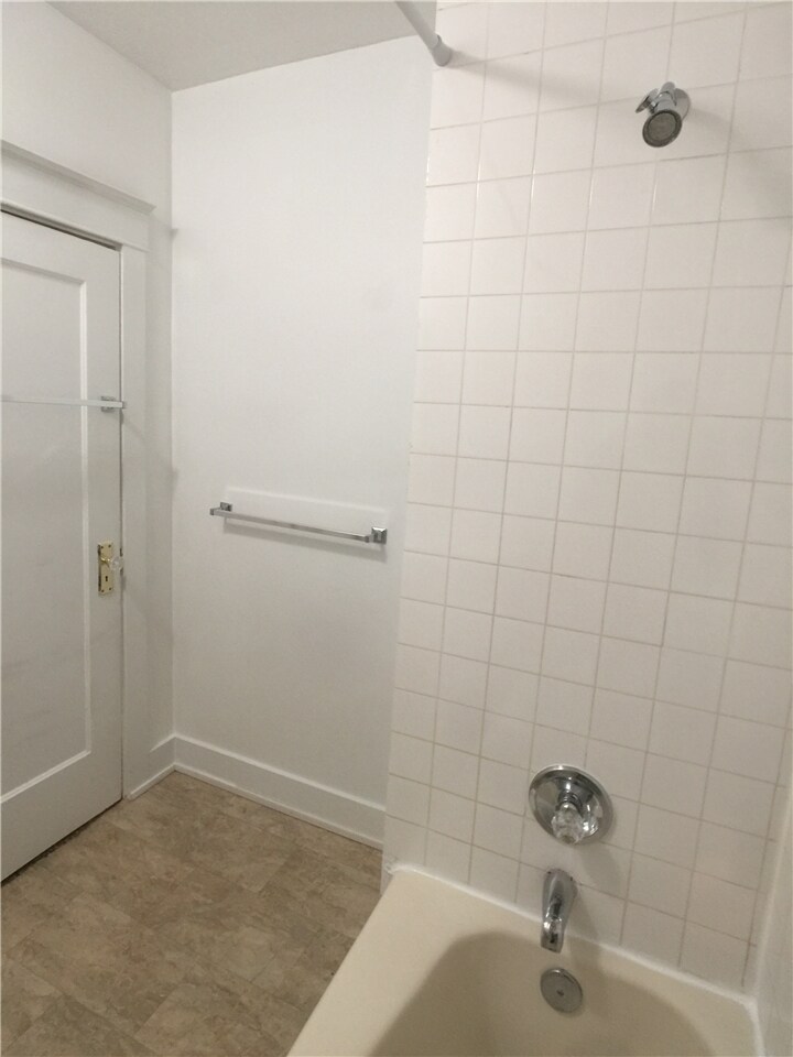 Building Photo - 729 E Linden Ave