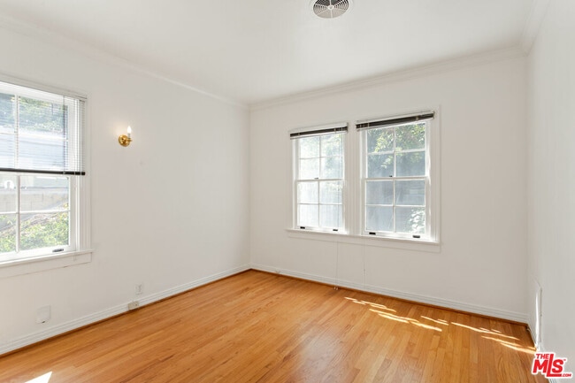 Building Photo - 3528 Fernwood Ave
